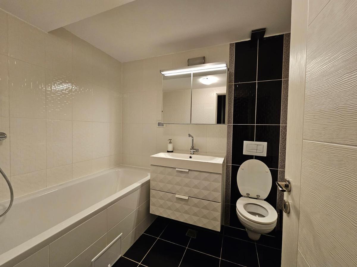 Manolaire Airport Residence Otopeni Kültér fotó